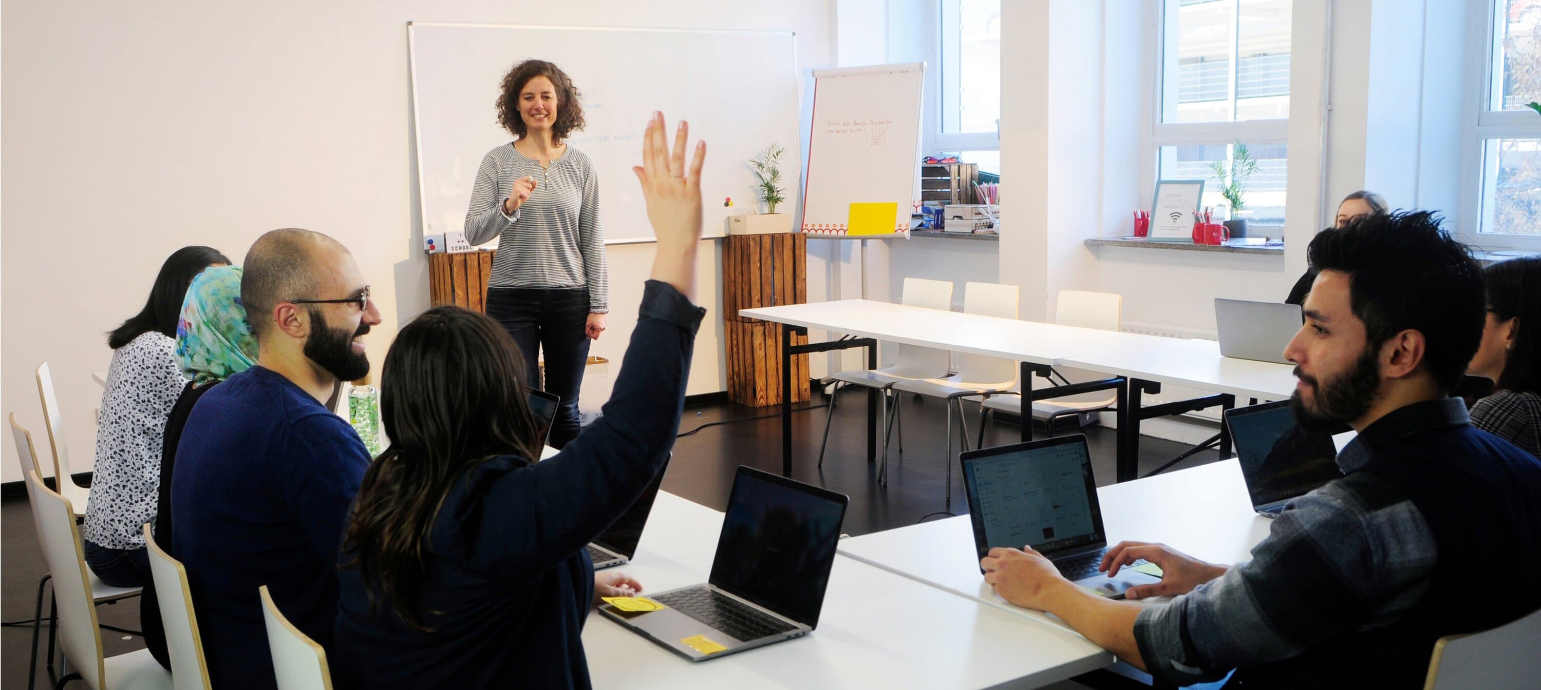 Erwachsene lernen in einem modernen Klassenraum